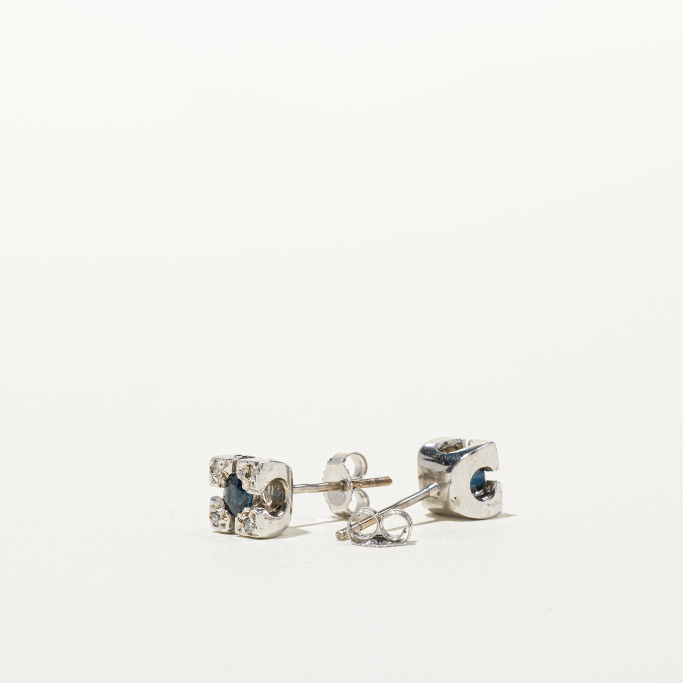 Boucles d'oreilles puces carrées en saphirs et diamants | 0,14 ct, 0,08 ct