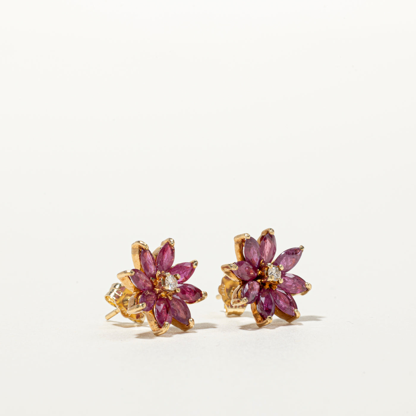Boucles d'oreilles puces en forme de fleur, rubis et diamants | 1,28 ct, 0,02 ct