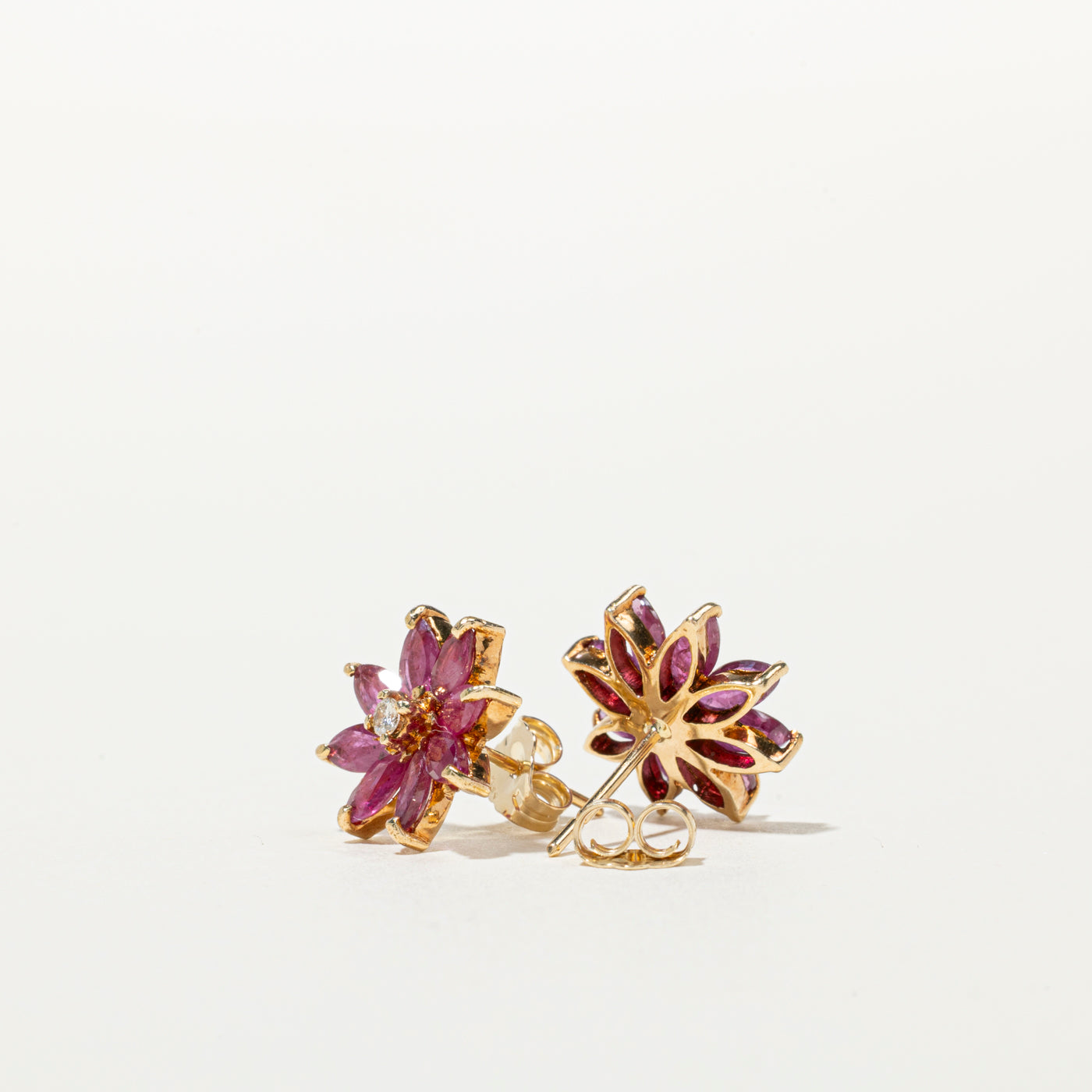 Boucles d'oreilles puces en forme de fleur, rubis et diamants | 1,28 ct, 0,02 ct