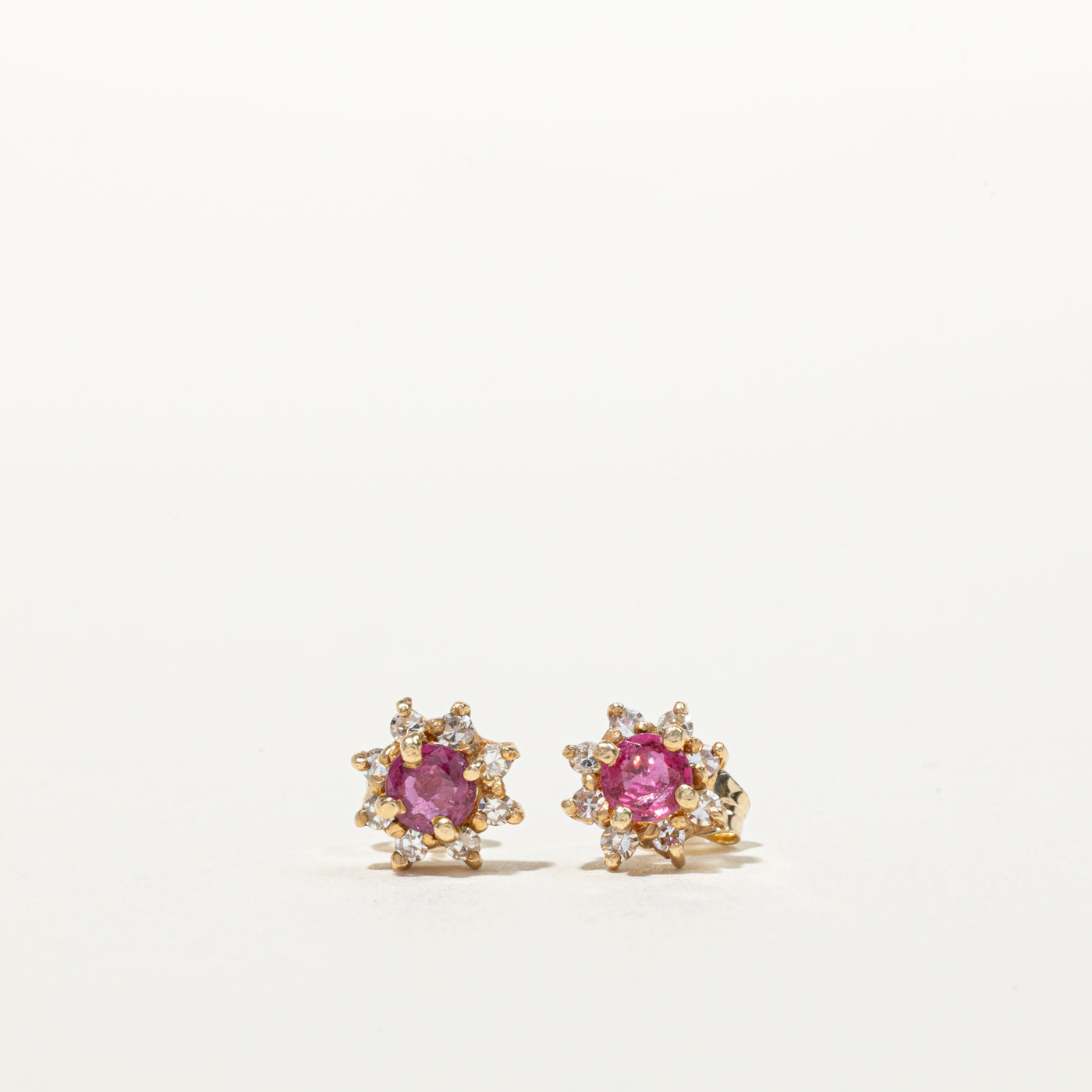 Boucles d'oreilles puces en rubis et diamants, serties d'un halo de pétales | 0,40 ct, 0,16 ct