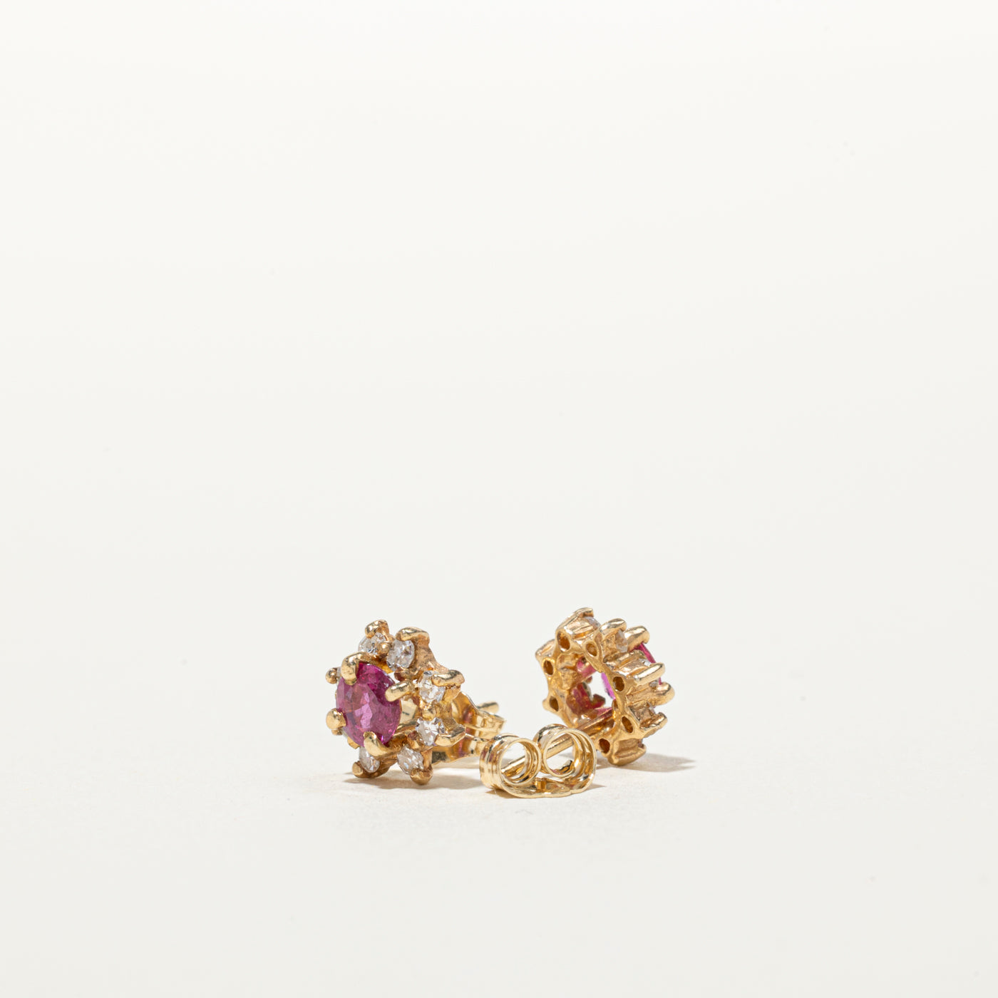 Boucles d'oreilles puces en rubis et diamants, serties d'un halo de pétales | 0,40 ct, 0,16 ct