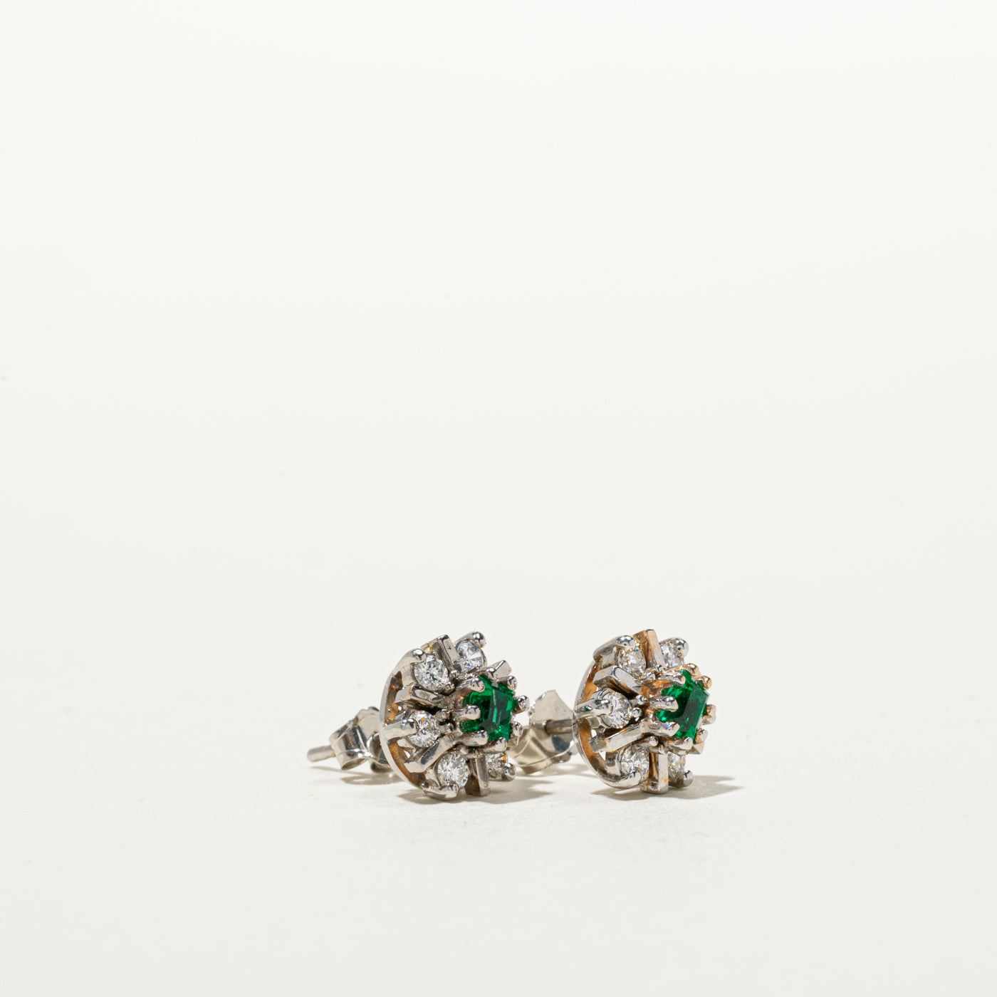 Boucles d'oreilles puces en forme de fleur, ornées d'émeraudes synthétiques et de diamants naturels | 0,35 ct au total