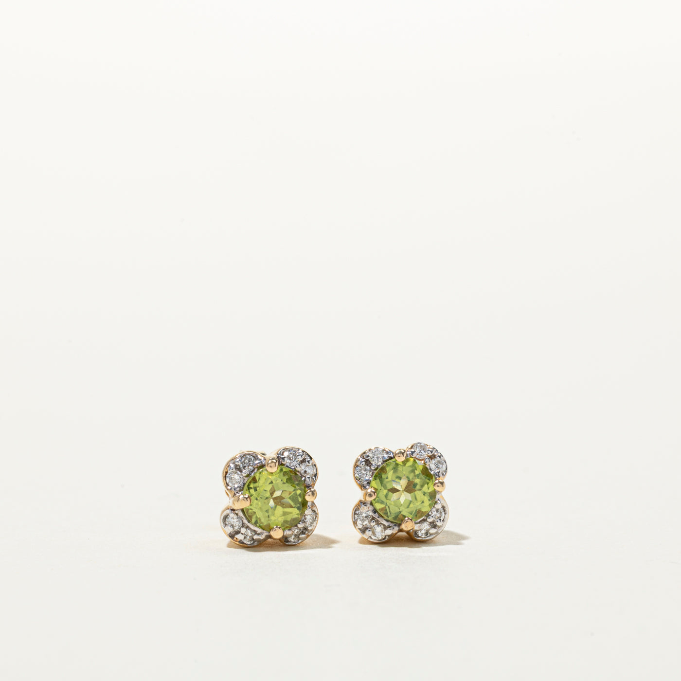 Boucles d'oreilles puces en forme de fleur, péridot et diamants | 0,90 ct, 0,12 ct
