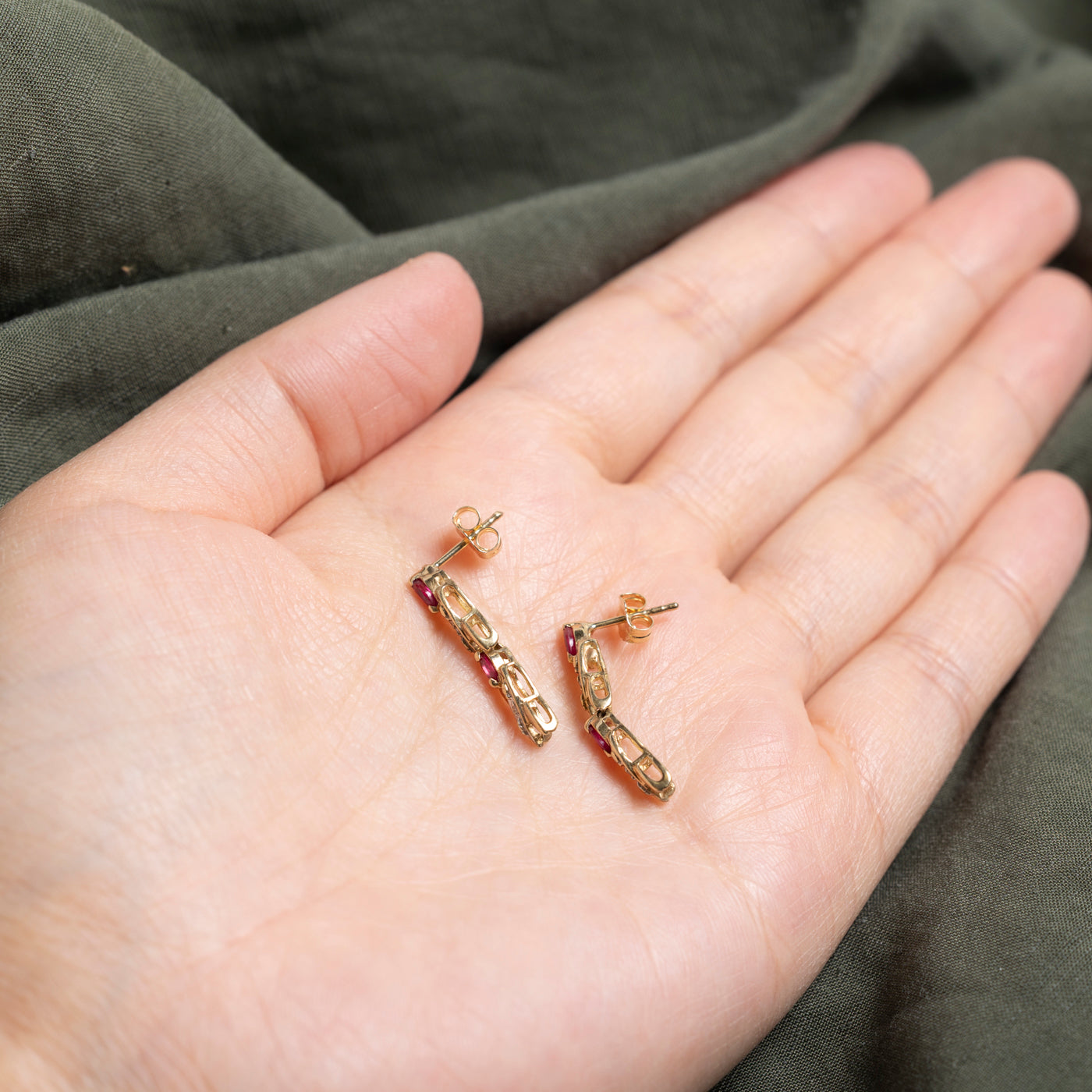 Boucles d'oreilles pendantes croisées rubis et diamants | 0,18 ct, 0,02 ct