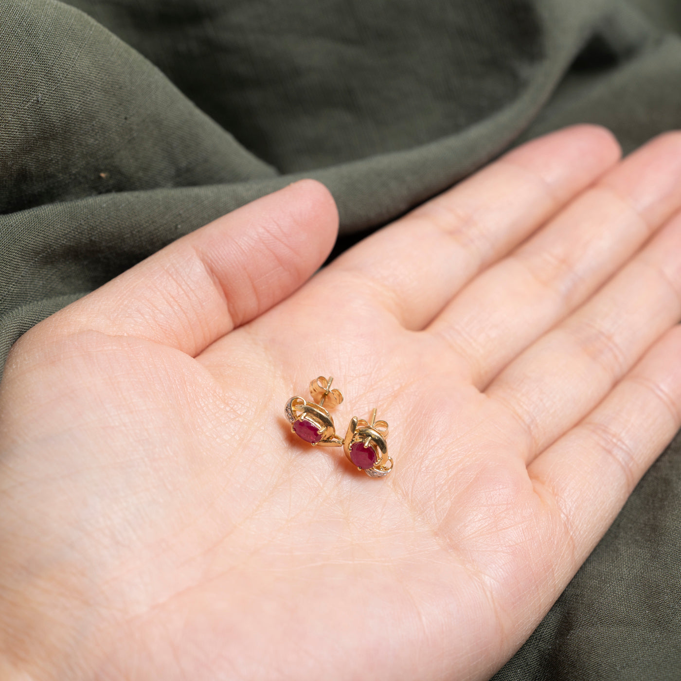 Boucles d'oreilles puces ornées de rubis et de diamants | 0,70 ct, 0,02 ct