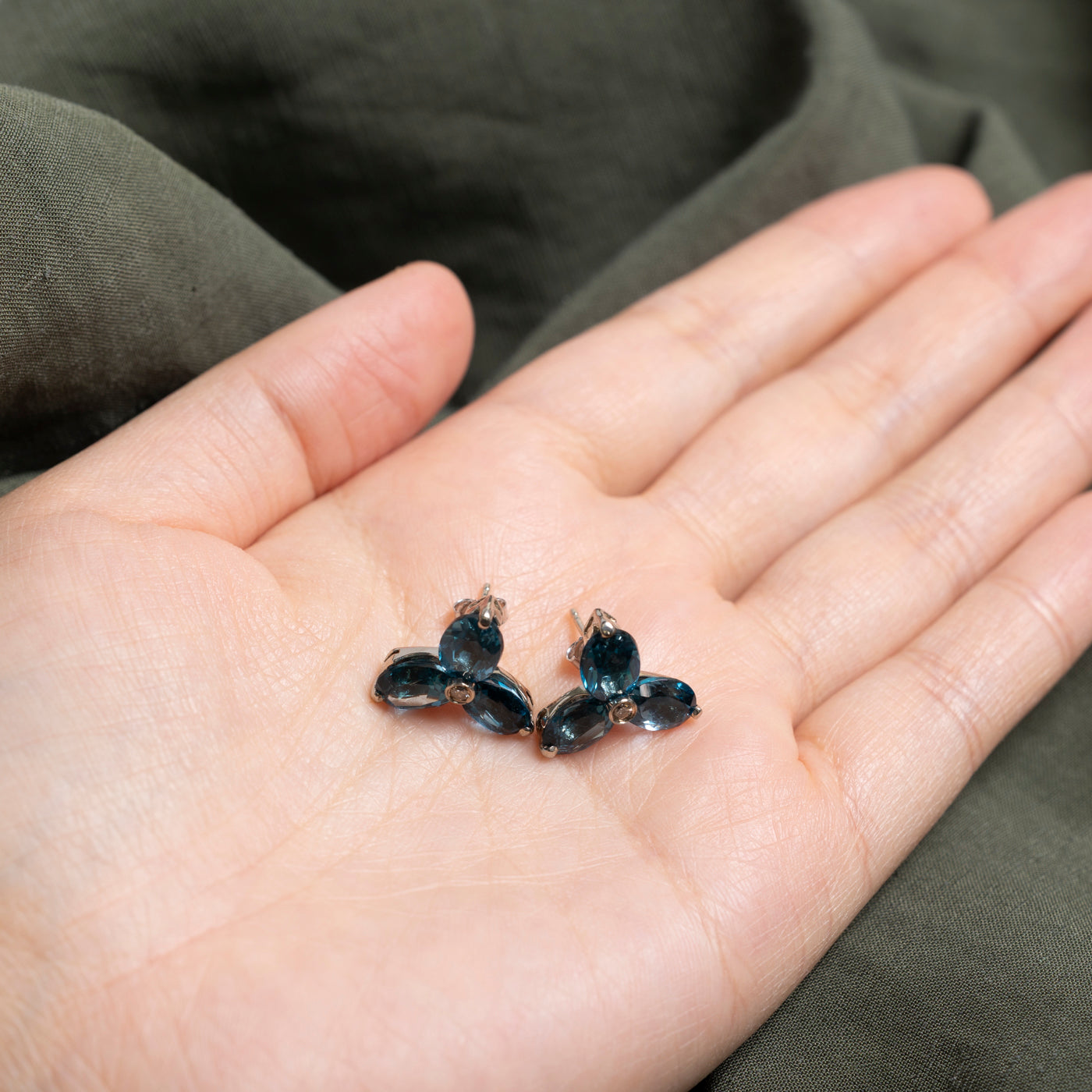 Boucles d'oreilles puces en topaze bleue et diamants, motif floral | 6,00 ct, 0,04 ct