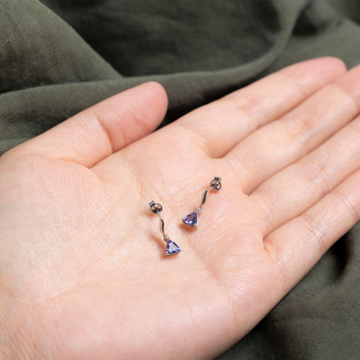 Boucles d'oreilles pendantes en tanzanite taille trillion et diamants | 0,50 ct, 0,01 ct