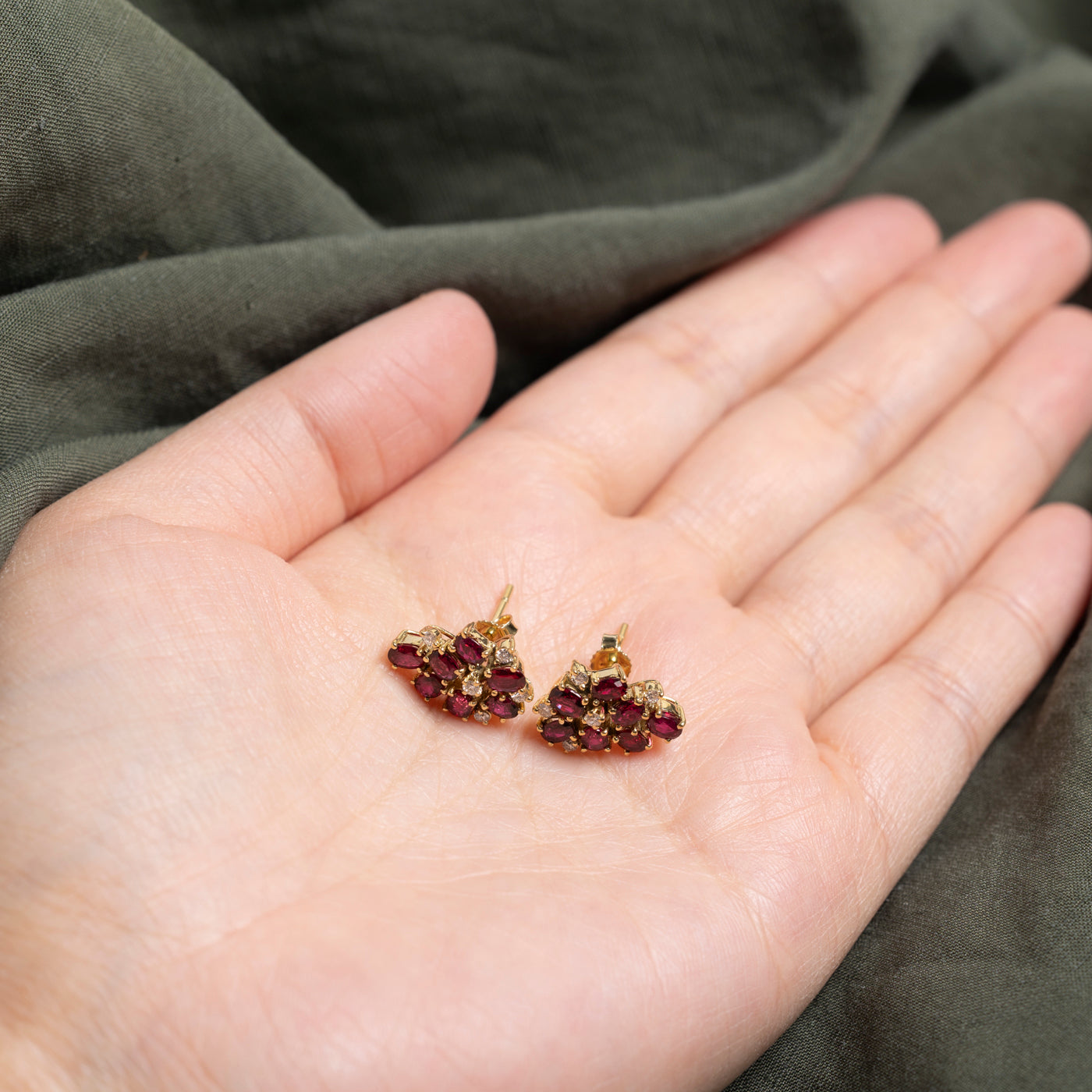 Boucles d'oreilles puces en grenat et diamants, motif floral | 2,38 ct, 0,15 ct