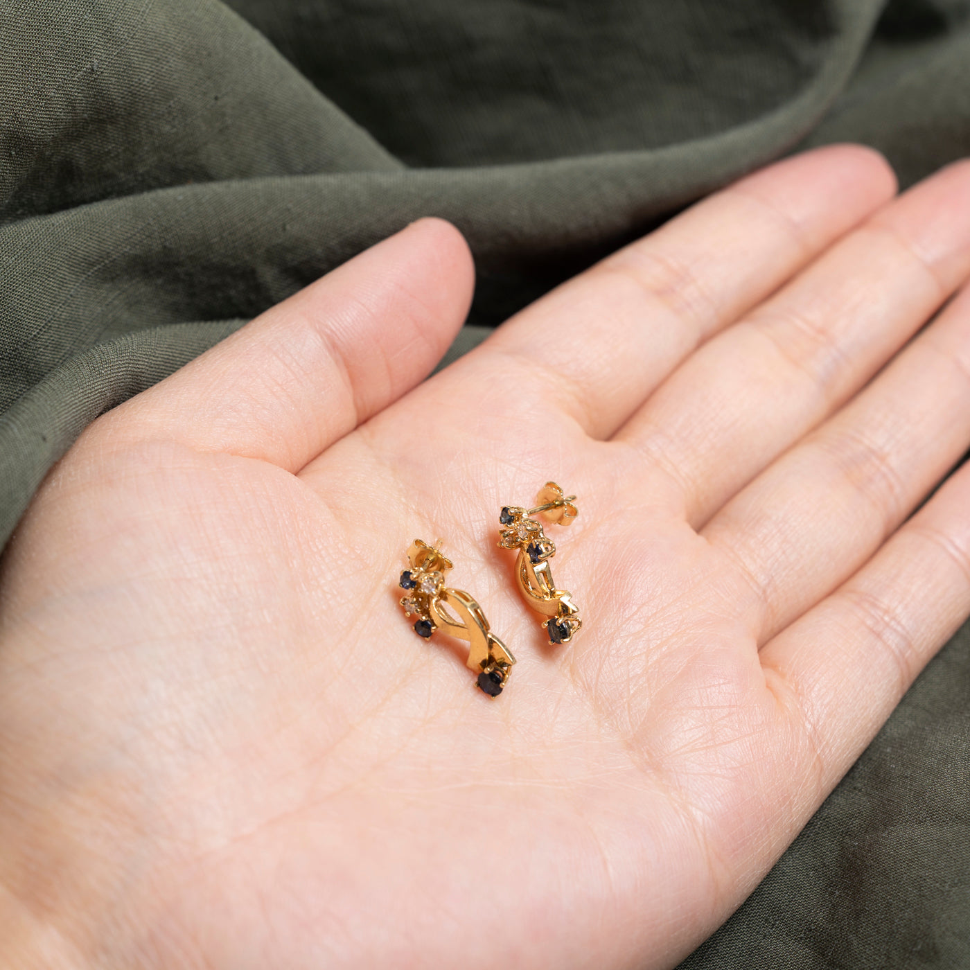 Boucles d'oreilles puces torsadées en saphirs et diamants dispersés | 0,40 ct, 0,04 ct