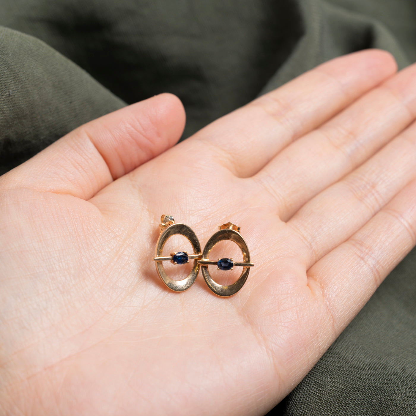 Boucles d'oreilles puces géométriques en saphir | 0,40 ct