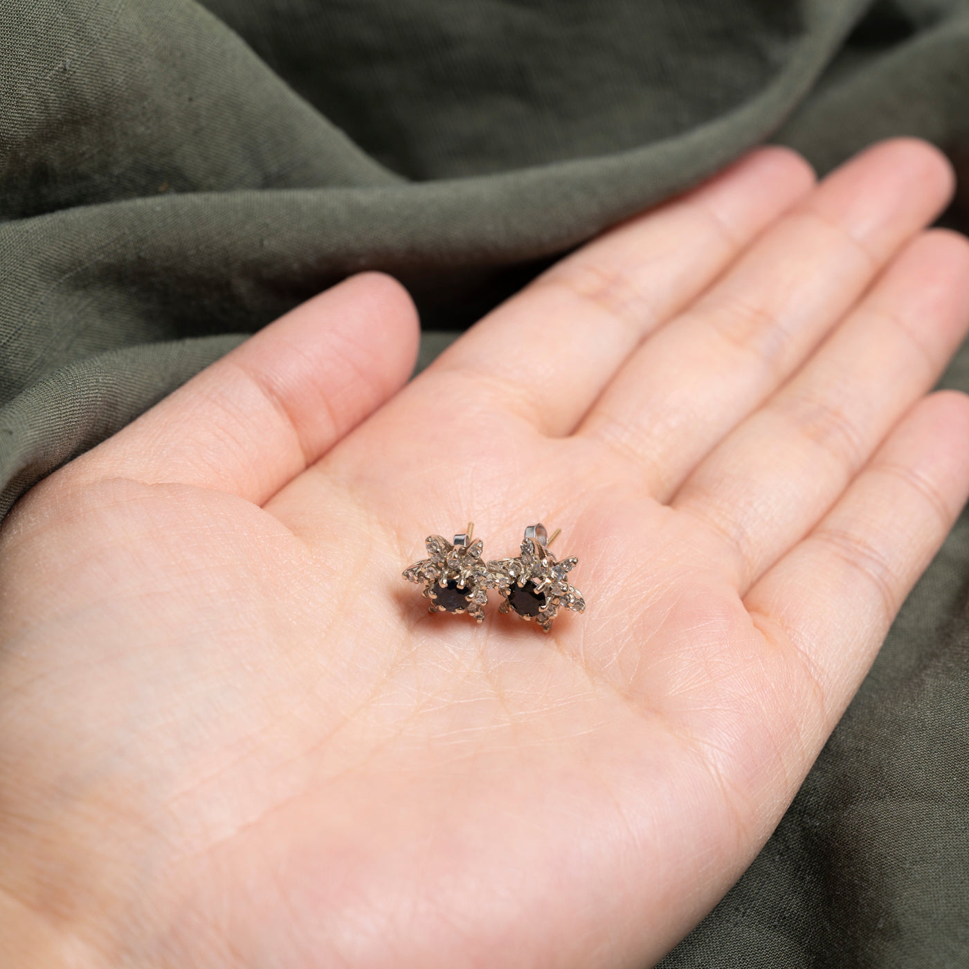 Boucles d'oreilles puces en forme de flocon de neige, saphirs et diamants | 0,50 ct, 0,26 ct