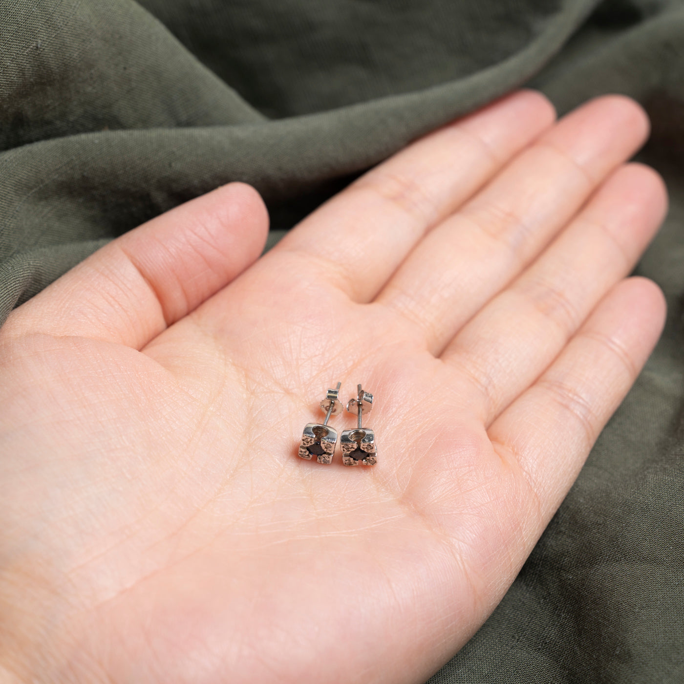 Boucles d'oreilles puces carrées en saphirs et diamants | 0,14 ct, 0,08 ct