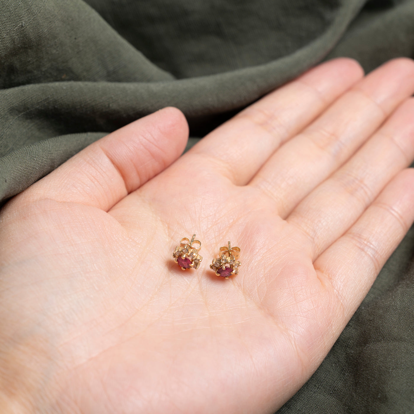 Boucles d'oreilles puces en rubis et diamants, serties d'un halo de pétales | 0,40 ct, 0,16 ct