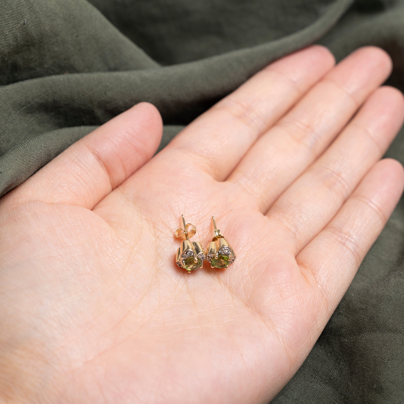 Boucles d'oreilles puces en forme de fleur, péridot et diamants | 0,90 ct, 0,12 ct