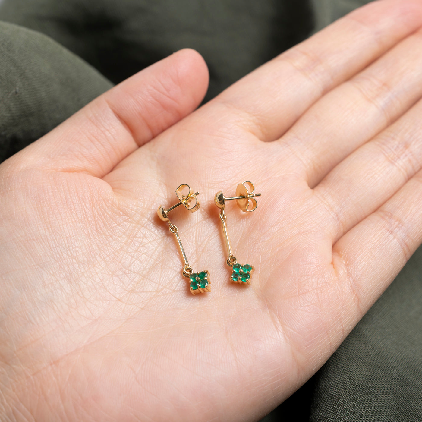 Boucles d'oreilles pendantes en grappe d'émeraude