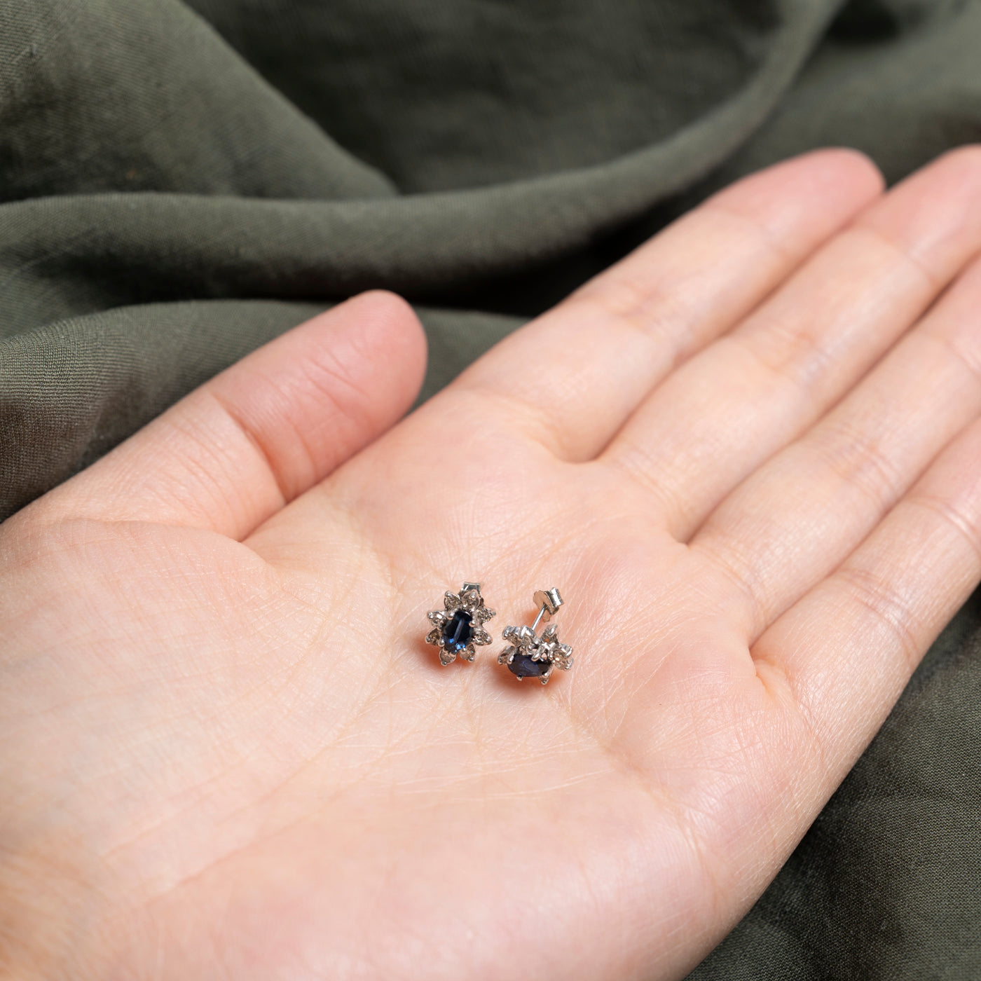 Boucles d'oreilles puces en saphir et diamants, serties d'un halo de pétales | 0,50 ct, 0,21 ct