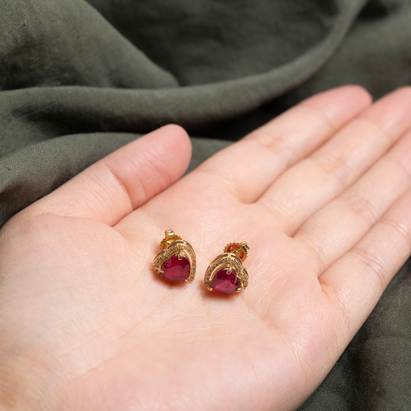 Boucles d'oreilles puces serties d'un halo de rubis taille cœur et de diamants | 3,40 ct, 0,24 ct