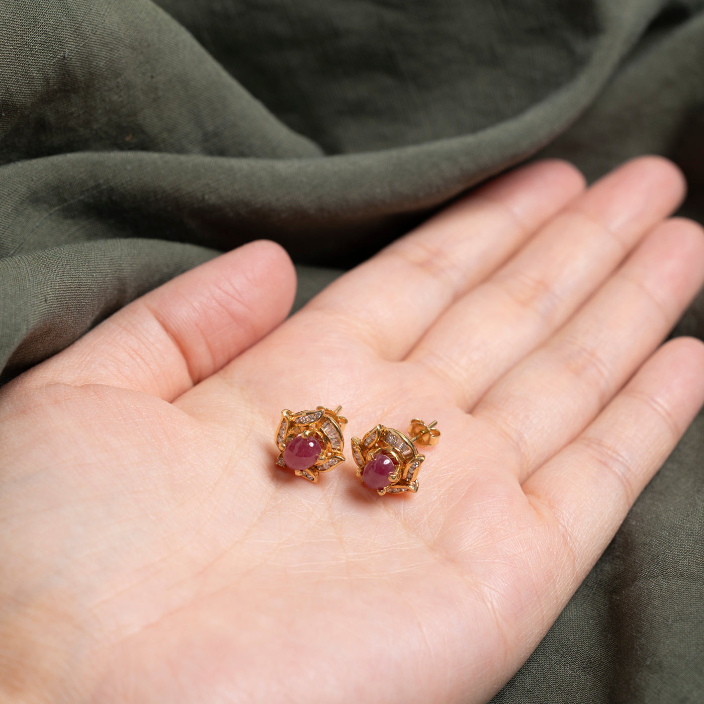 Boucles d'oreilles puces florales en rubis cabochon et diamants | 2,40 ct, 0,26 ct