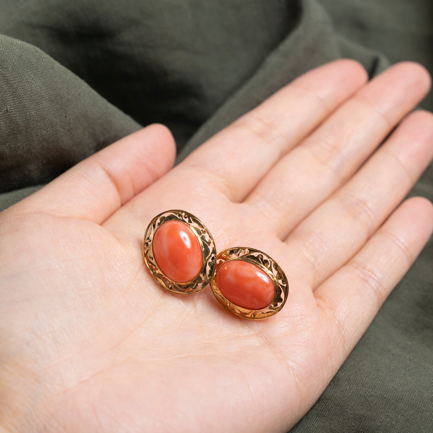 Boucles d'oreilles puces en corail texturé cabochon ovale | 11,40 ct