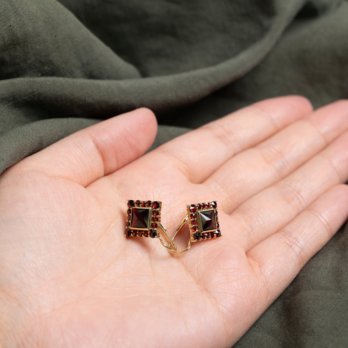 Boucles d'oreilles pendantes en grenat taille carrée avec halo | 3,60 ct