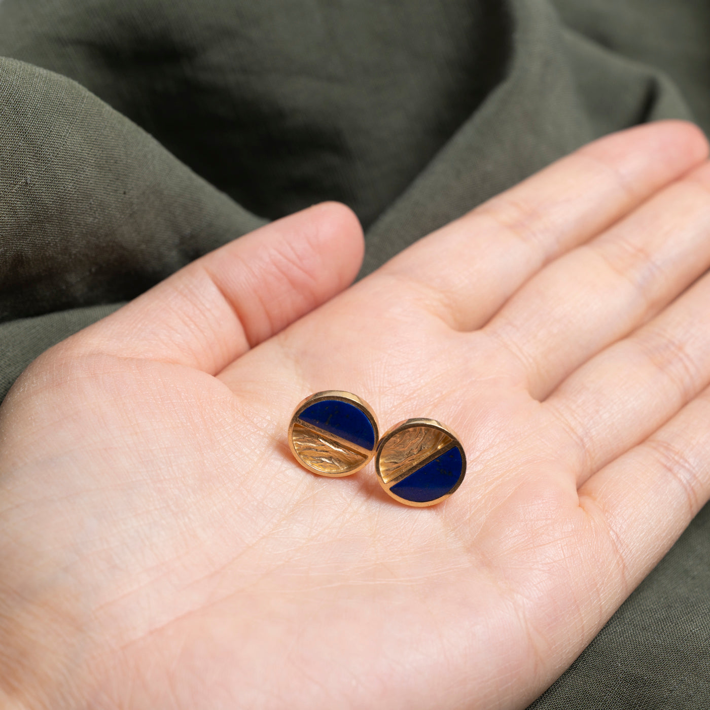 Boucles d'oreilles puces rondes en lapis-lazuli texturé | 2,00 ct