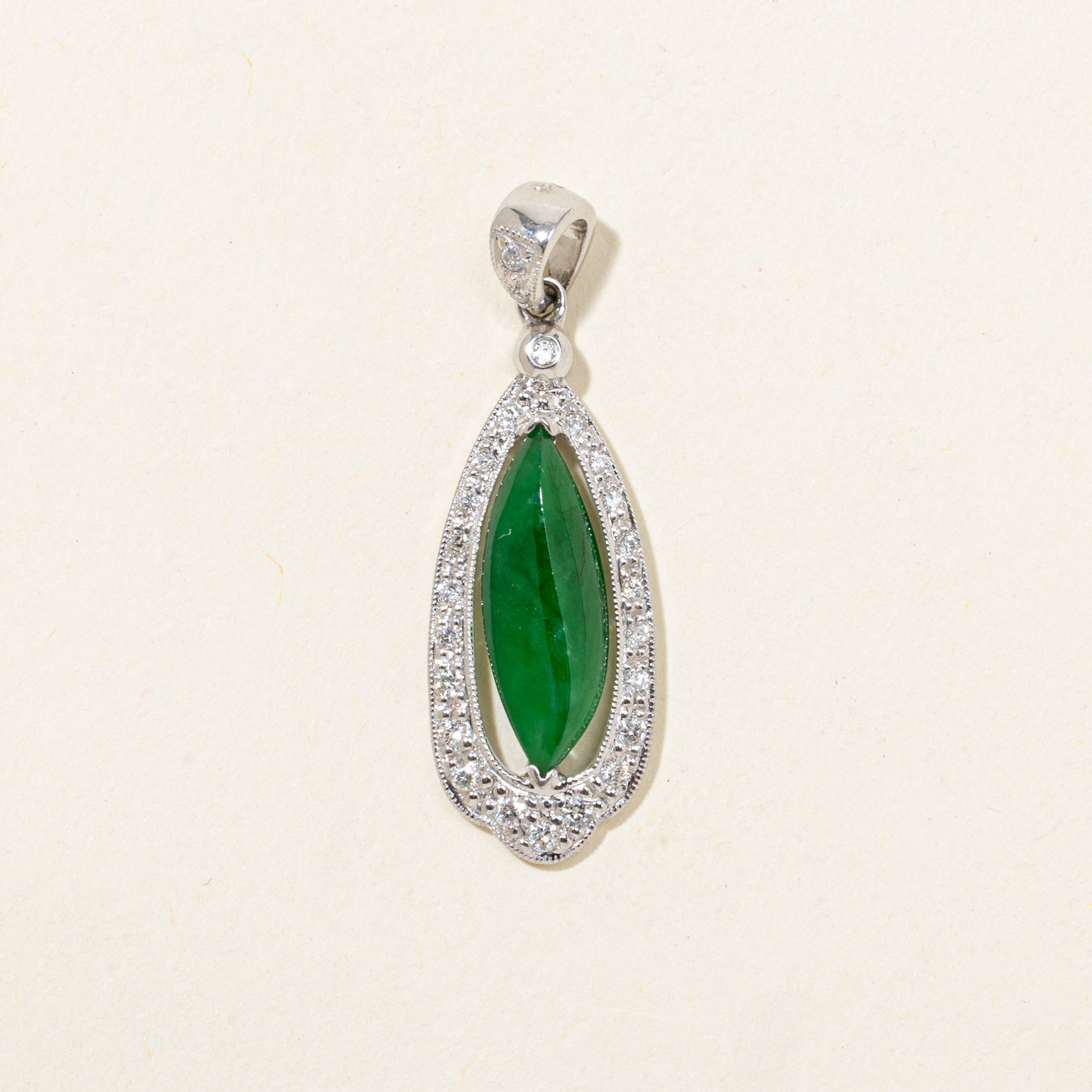 Pendentif goutte en or 18 carats, cabochon de jadéite et diamants | 2,50 ct, 0,13 ct au total