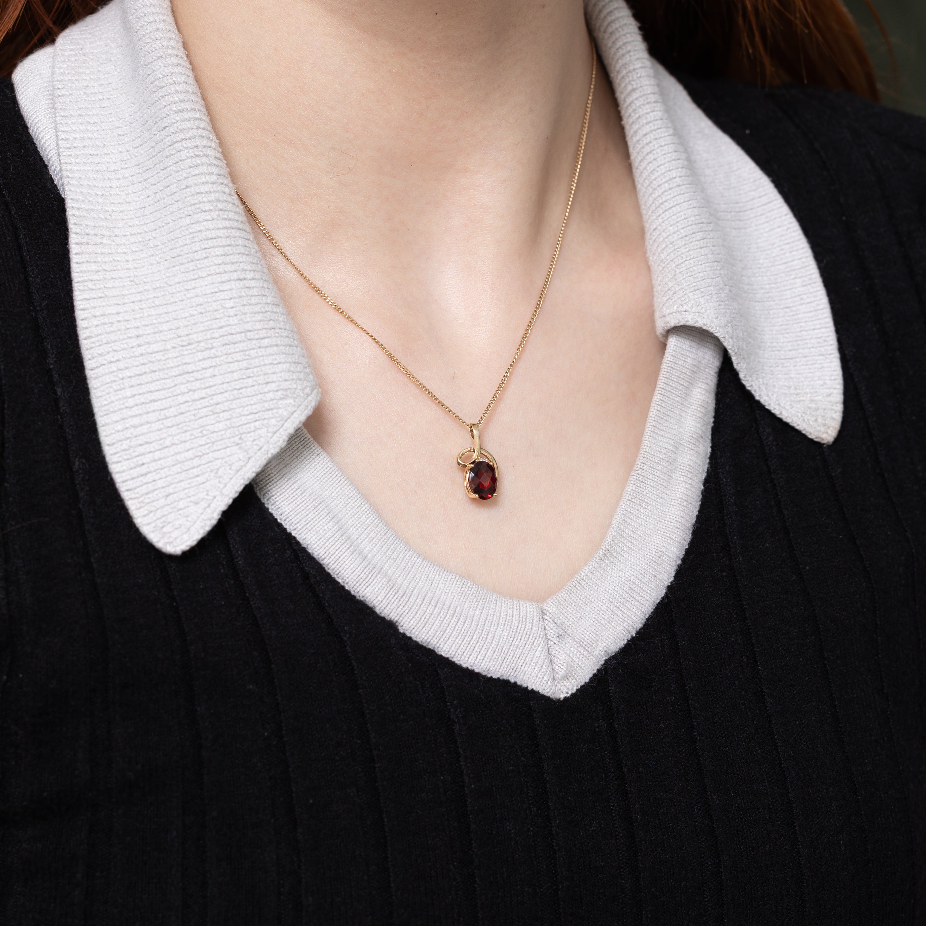 Pendentif ovale en grenat et diamants à motif damier | 2,09 ct, 0,002 ct au total