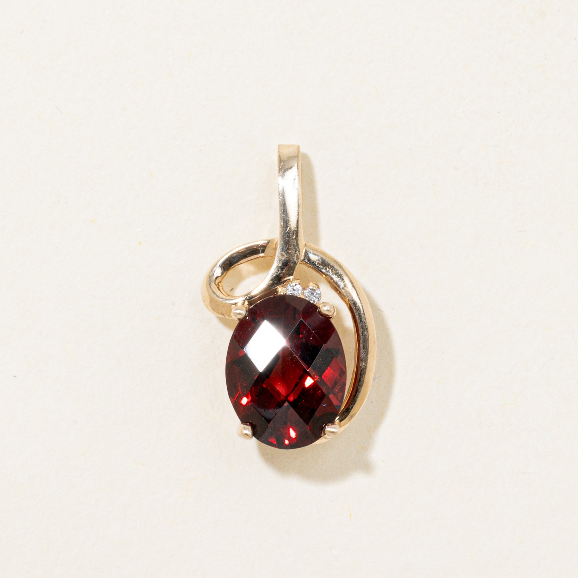 Pendentif ovale en grenat et diamants à motif damier | 2,09 ct, 0,002 ct au total