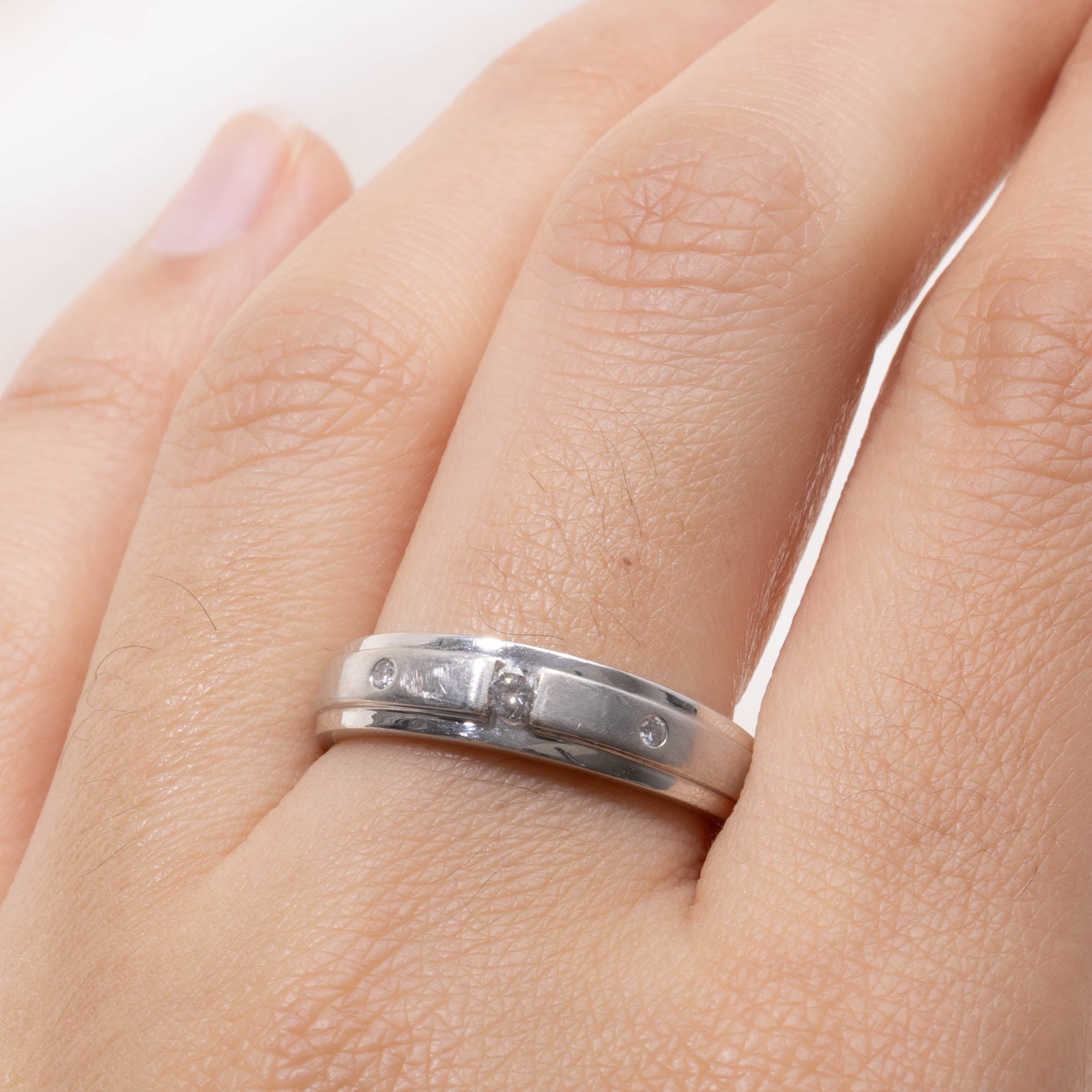 10k White Gold Flush Set Diamond Ring | SZ 8.25