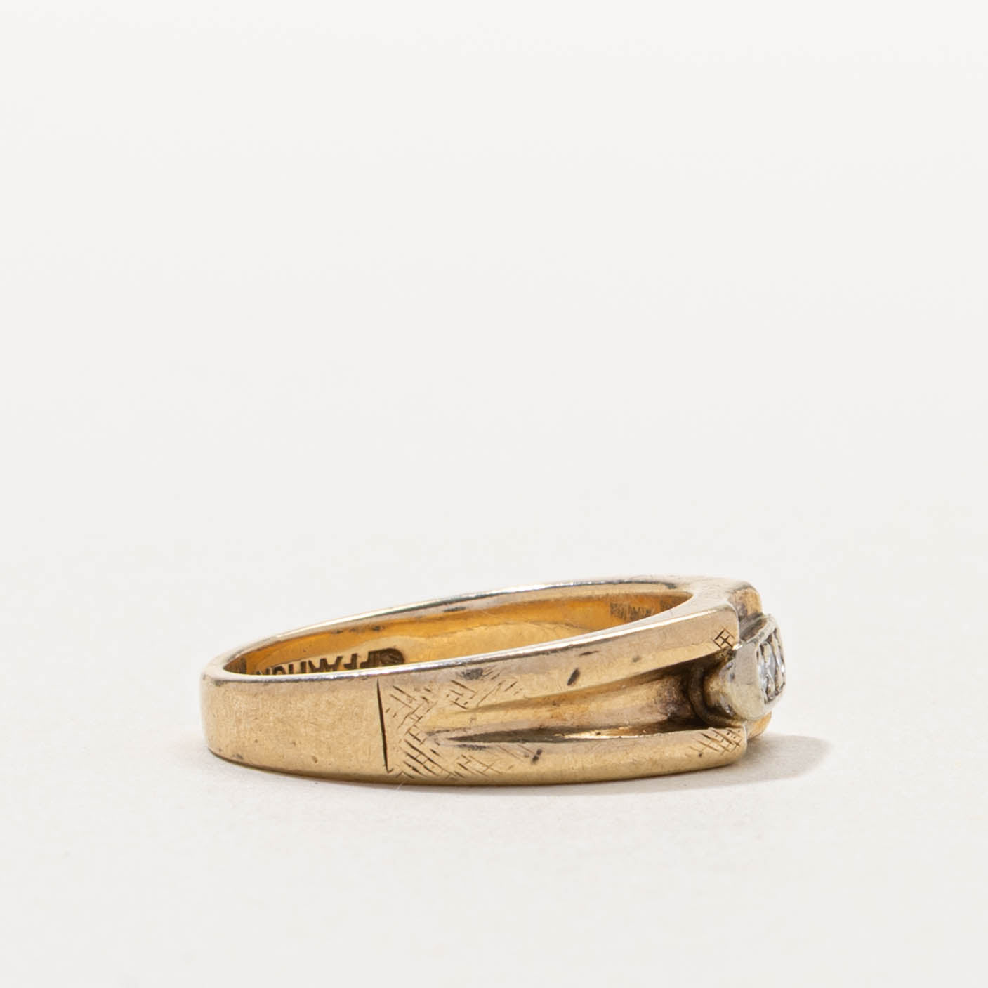 10k Three Stone Diamond Grooved Ring | SZ 6