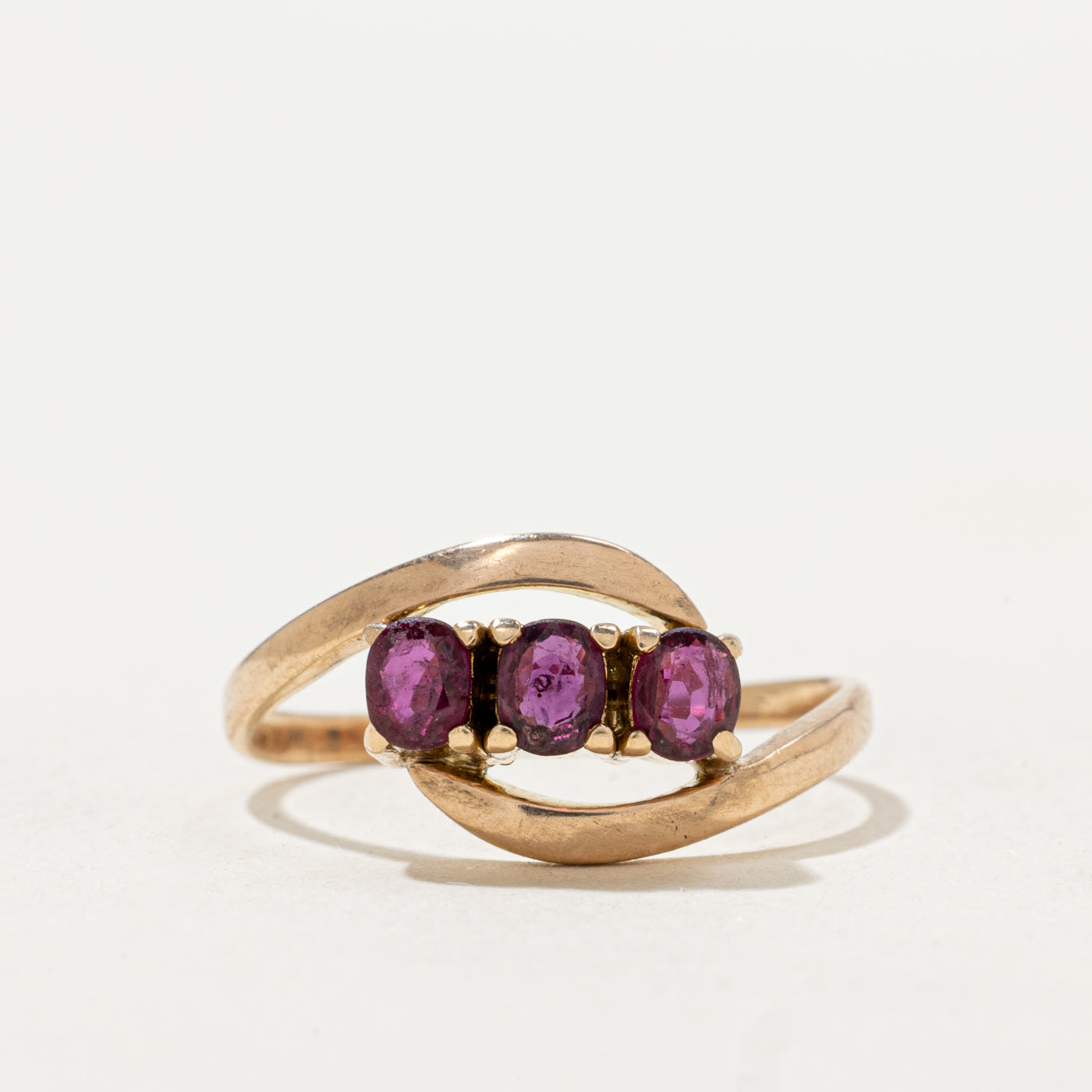 Bague trois rubis sertie par un anneau de contour | Taille 7,25