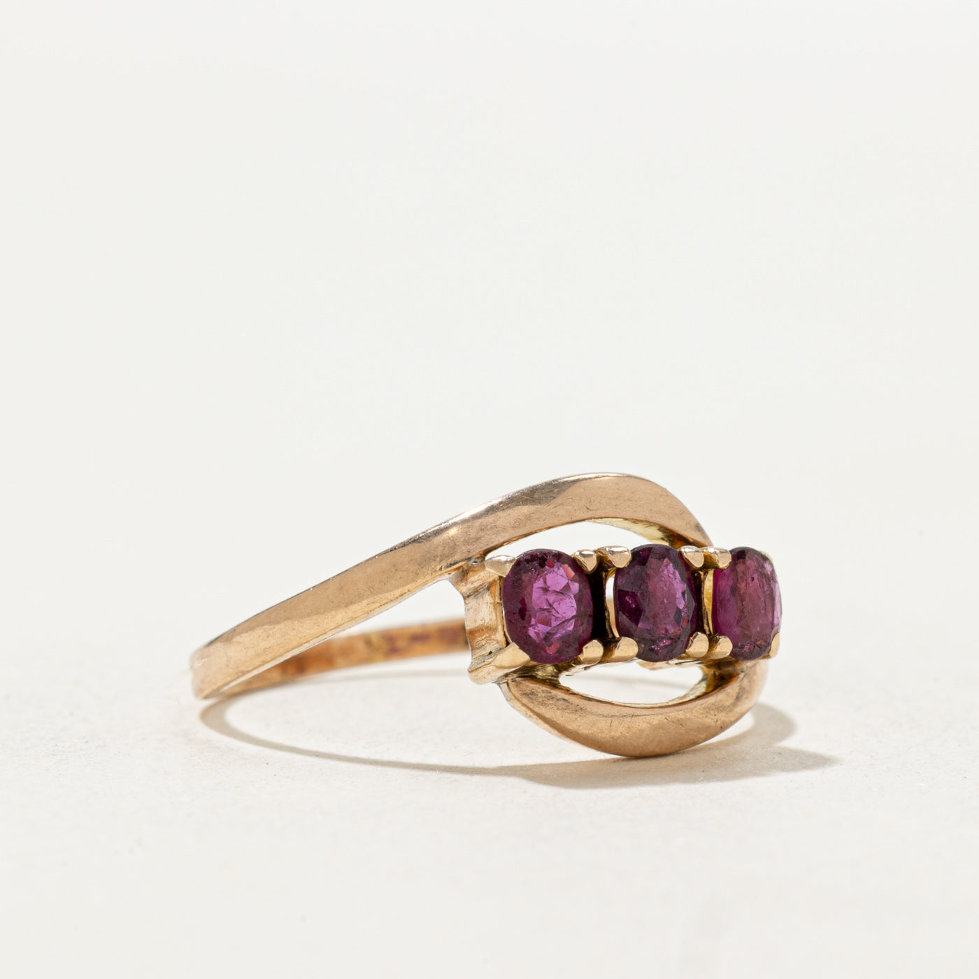 Bague trois rubis sertie par un anneau de contour | Taille 7,25
