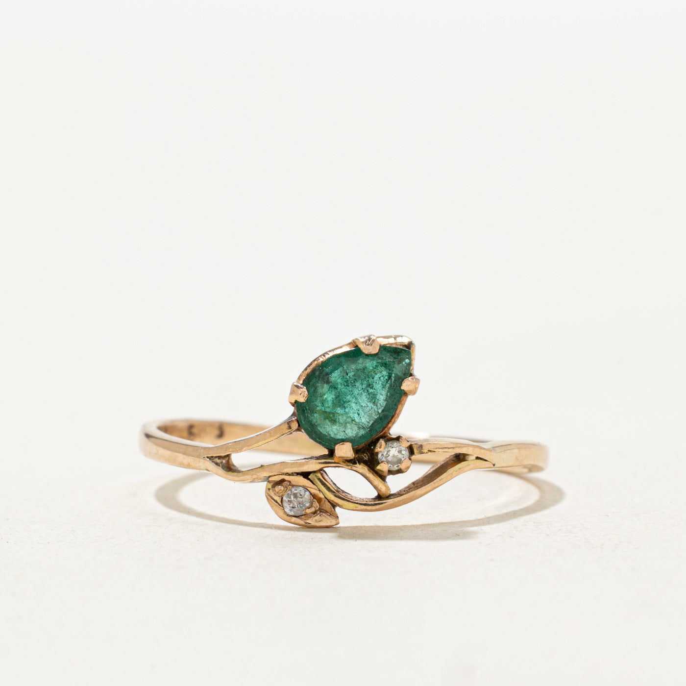 Bague en forme de feuille avec émeraude taille poire et diamants | Taille 8.0