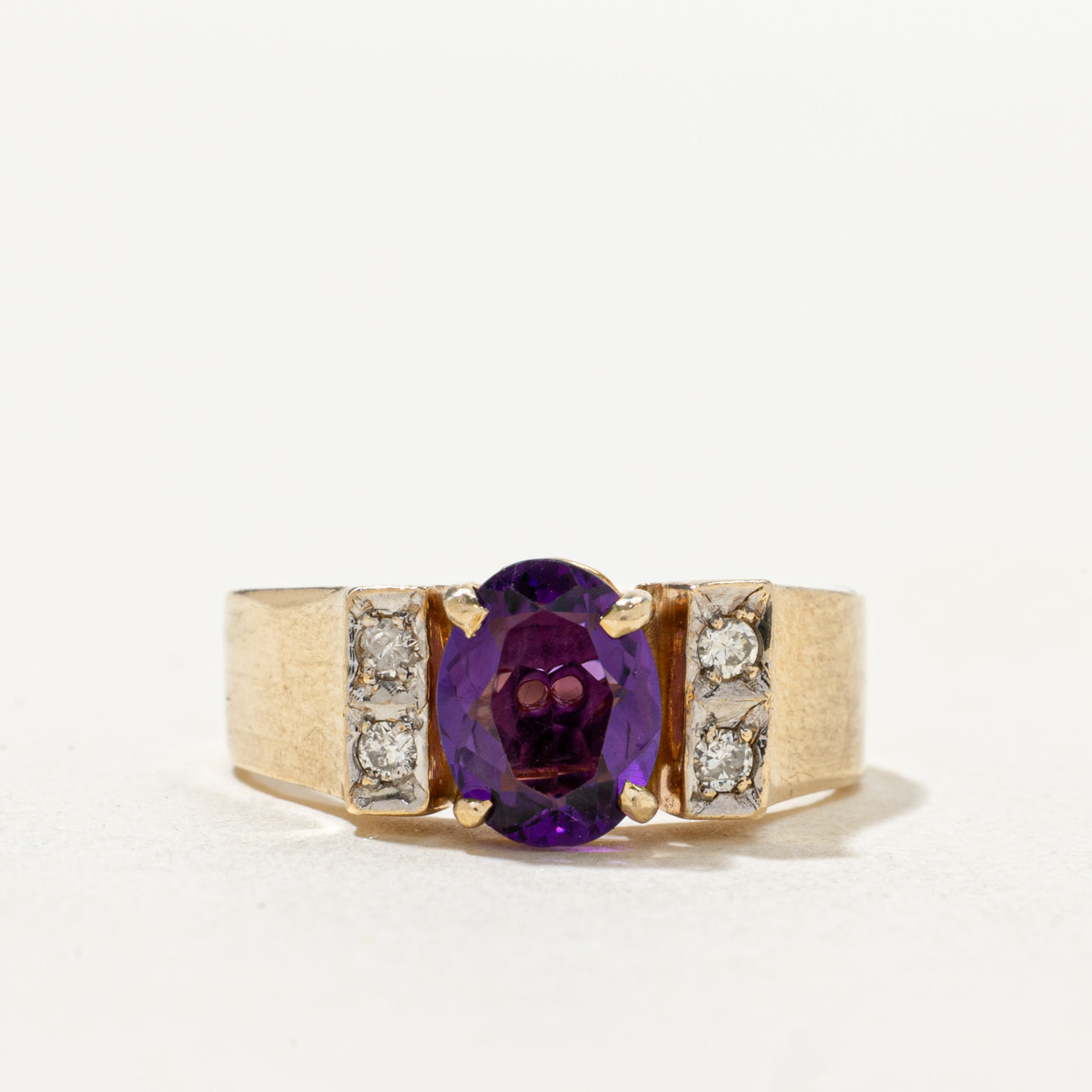 Bague en améthyste ovale et diamants | 0,90 ct, 0,08 ct au total | Taille 6,6