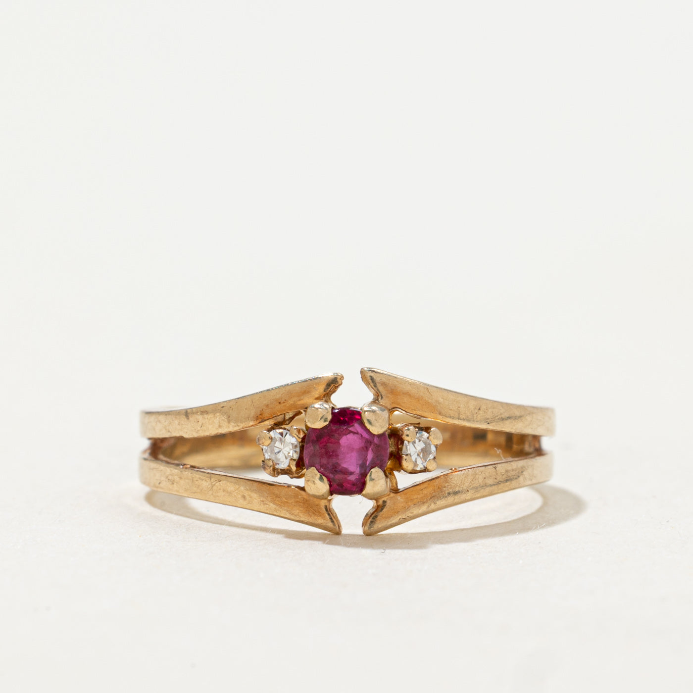 Bague à anneau ouvert conique en rubis et diamants | Taille 4,25