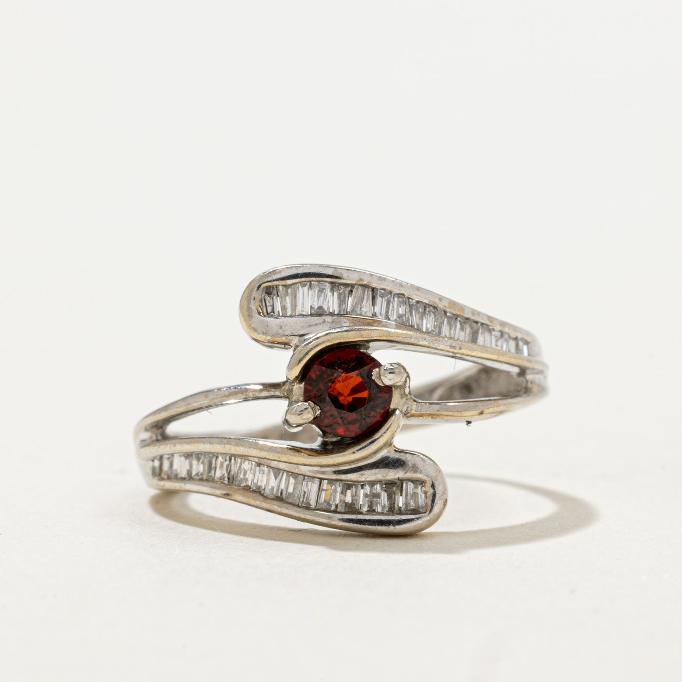 Bague sertie de grenats et de diamants | 0,24 ct, 0,10 ct au total | Taille 5,0