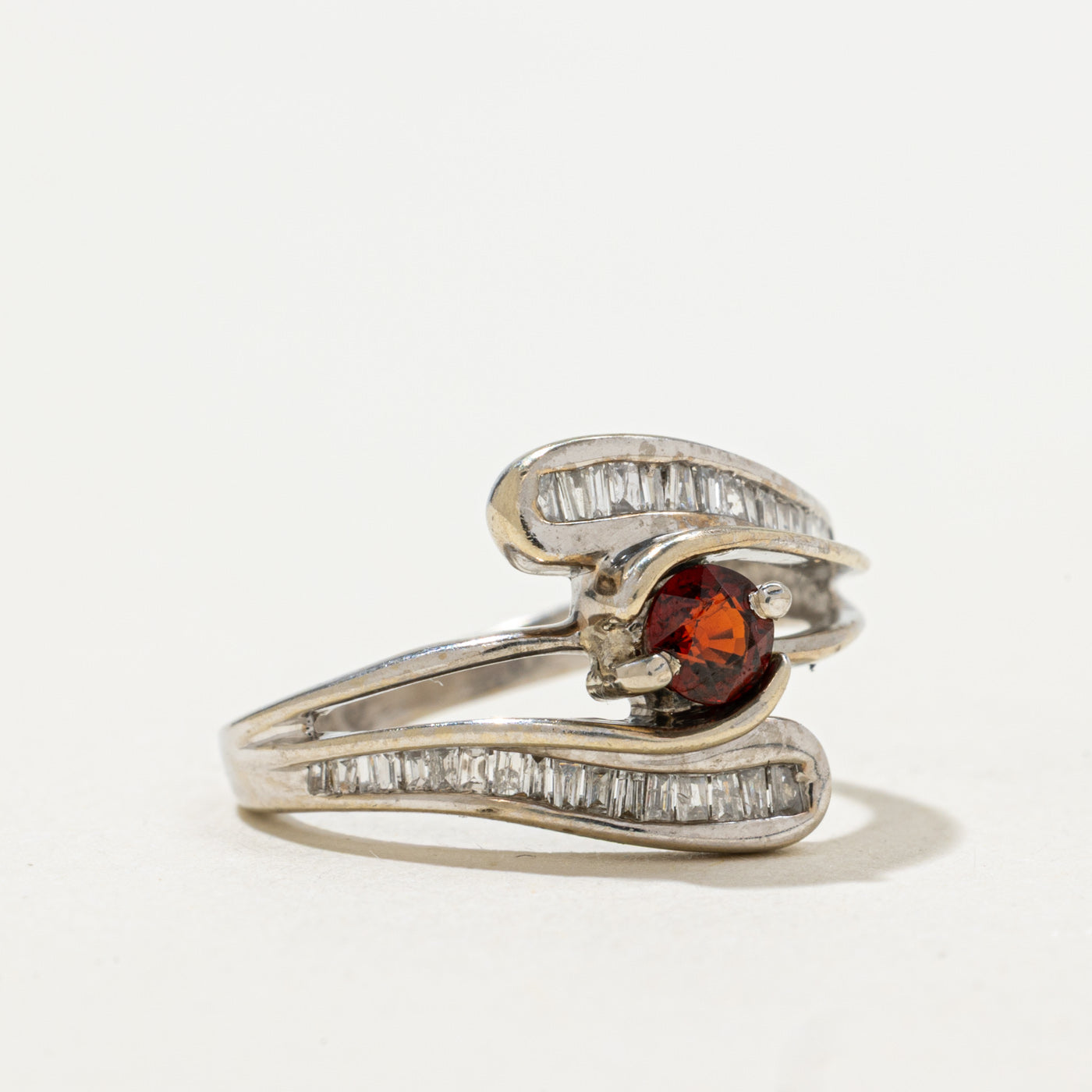 Bague sertie de grenats et de diamants | 0,24 ct, 0,10 ct au total | Taille 5,0