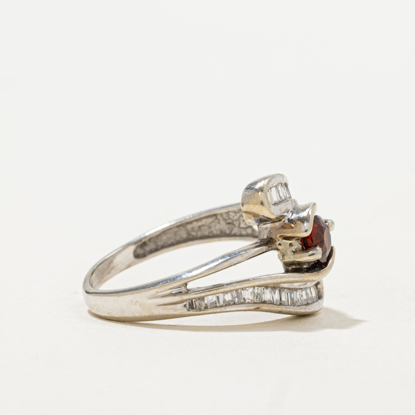 Bague sertie de grenats et de diamants | 0,24 ct, 0,10 ct au total | Taille 5,0