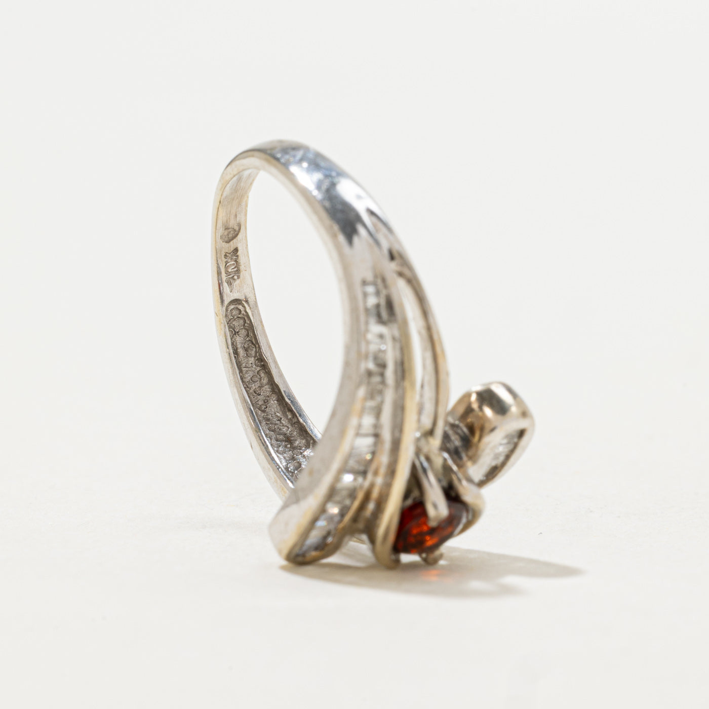 Bague sertie de grenats et de diamants | 0,24 ct, 0,10 ct au total | Taille 5,0
