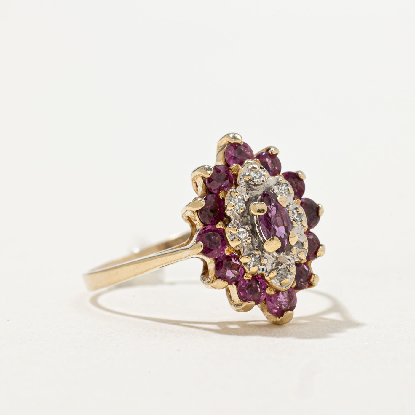 Bague navette sertie de rubis et de diamants | 0,65 ct, 0,04 ct | Taille 8,25