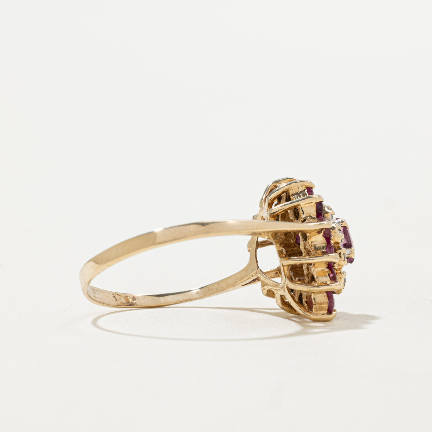 Bague navette sertie de rubis et de diamants | 0,65 ct, 0,04 ct | Taille 8,25