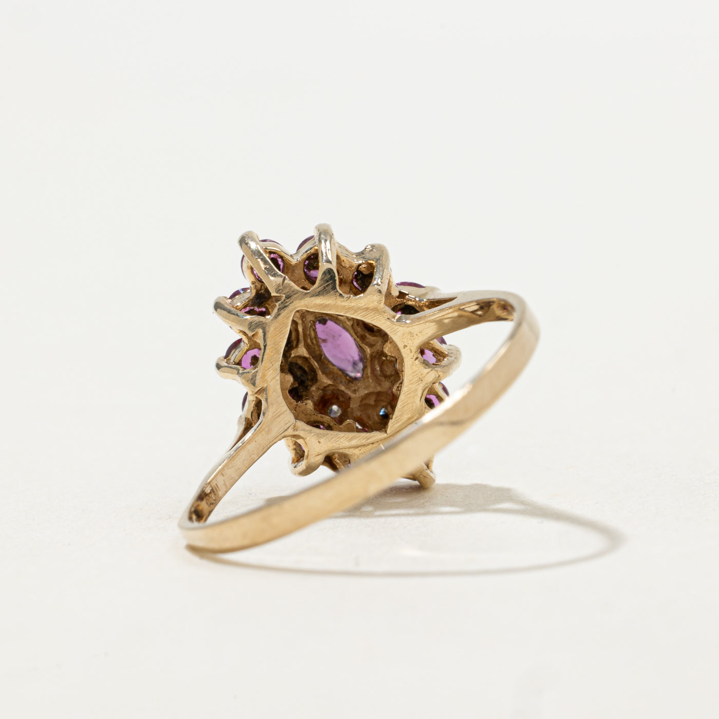 Bague navette sertie de rubis et de diamants | 0,65 ct, 0,04 ct | Taille 8,25