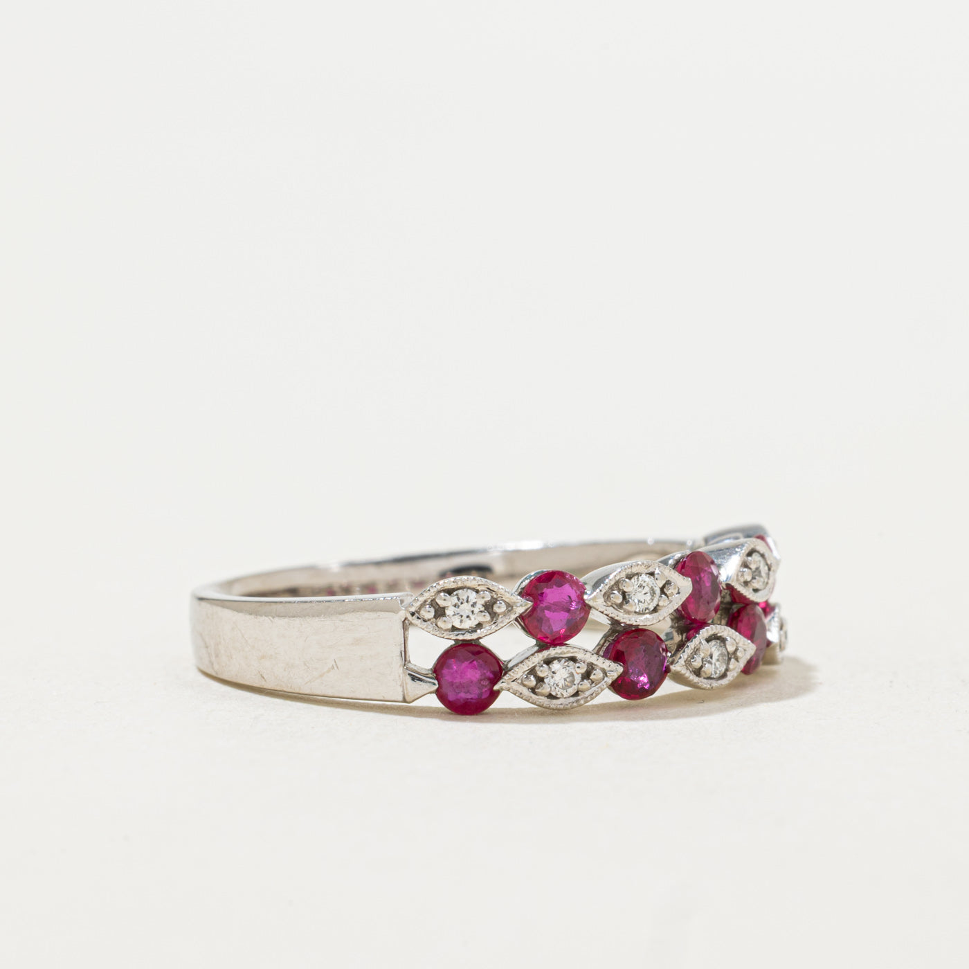 Bague double rangée de rubis et diamants | 0,21 ct, 0,04 ct | Taille 8