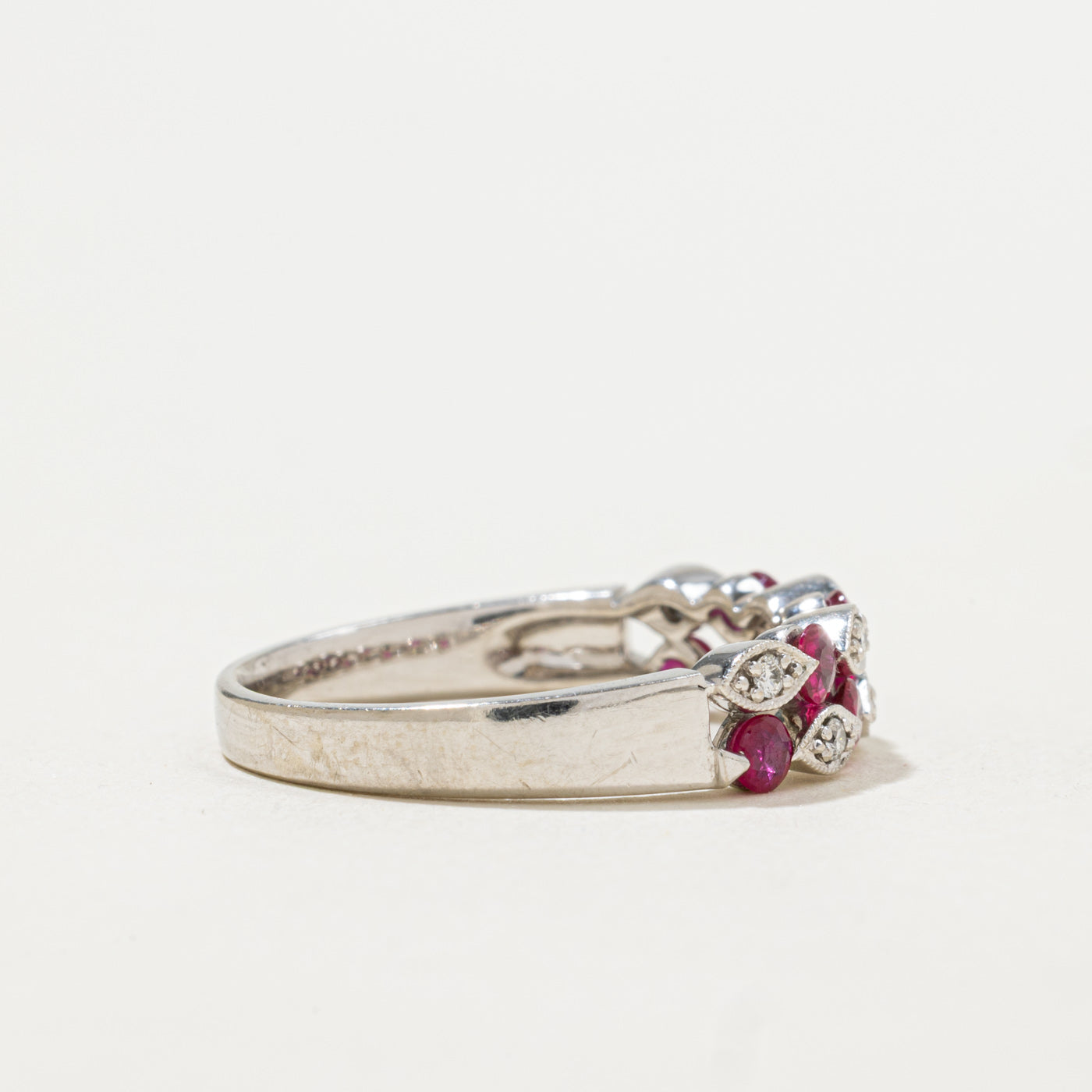 Bague double rangée de rubis et diamants | 0,21 ct, 0,04 ct | Taille 8