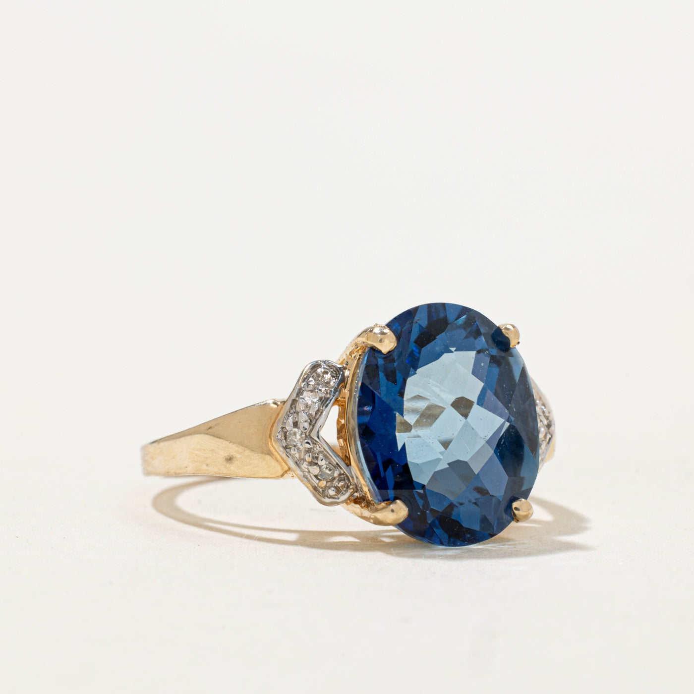 Bague en topaze bleue taille damier et diamants | 5,50 ct, 0,03 ct au total | Taille 6,0