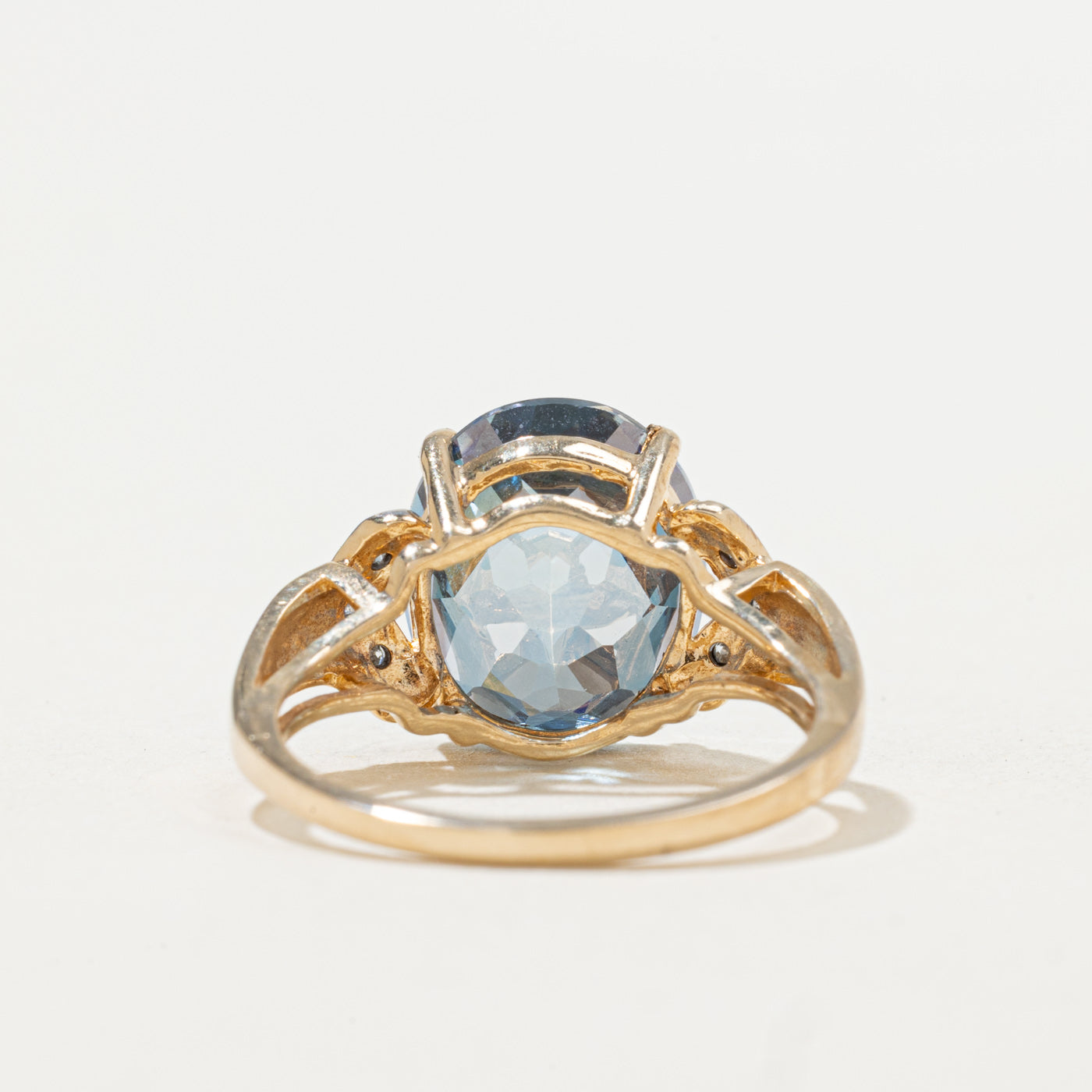 Bague en topaze bleue taille damier et diamants | 5,50 ct, 0,03 ct au total | Taille 6,0