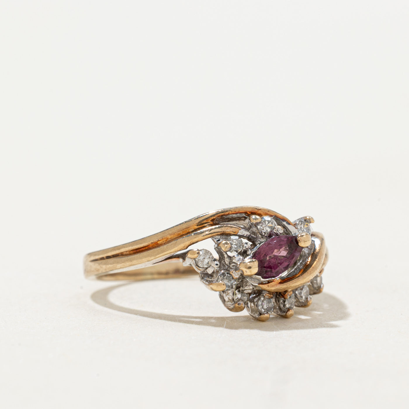 Bague contournée en rubis taille marquise et diamants | Taille 4.0
