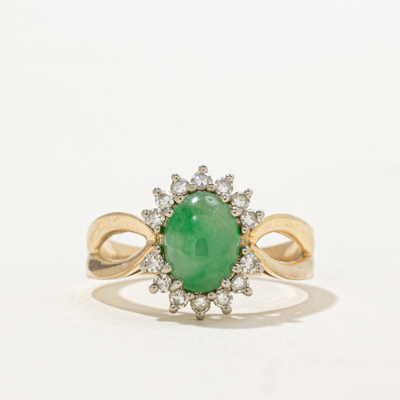 Bague à anneau fendu en forme de pétale de jadéite et de diamant | 1,80 ct, 0,21 ct au total | Taille 8