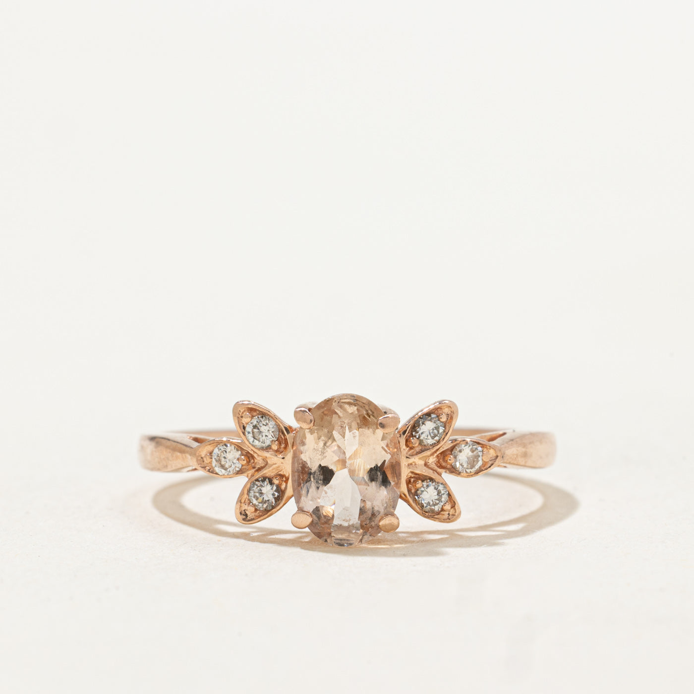 Bague en or rose, morganite et diamants | 0,60 ct, 0,06 ct au total | Taille 7,0