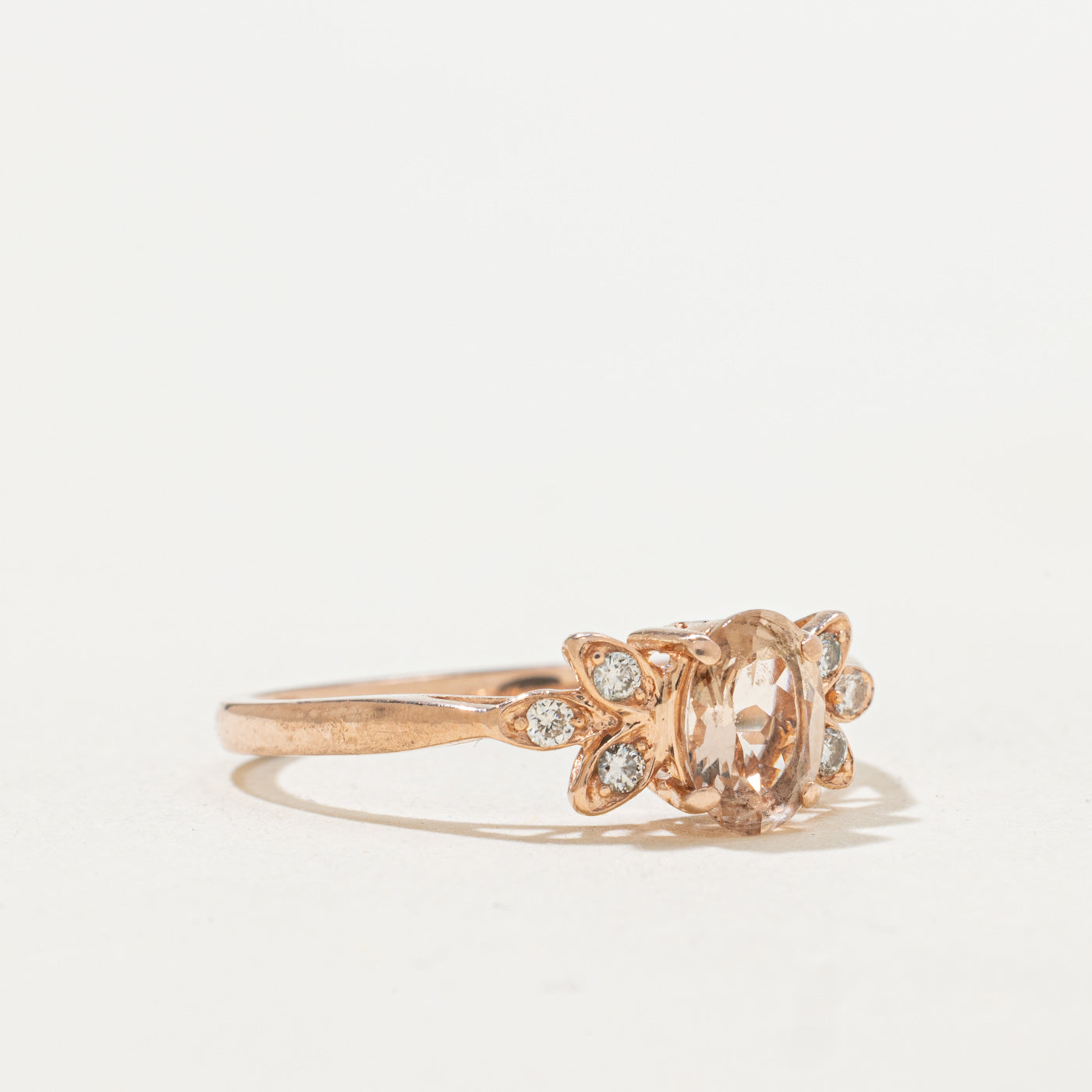 Bague en or rose, morganite et diamants | 0,60 ct, 0,06 ct au total | Taille 7,0